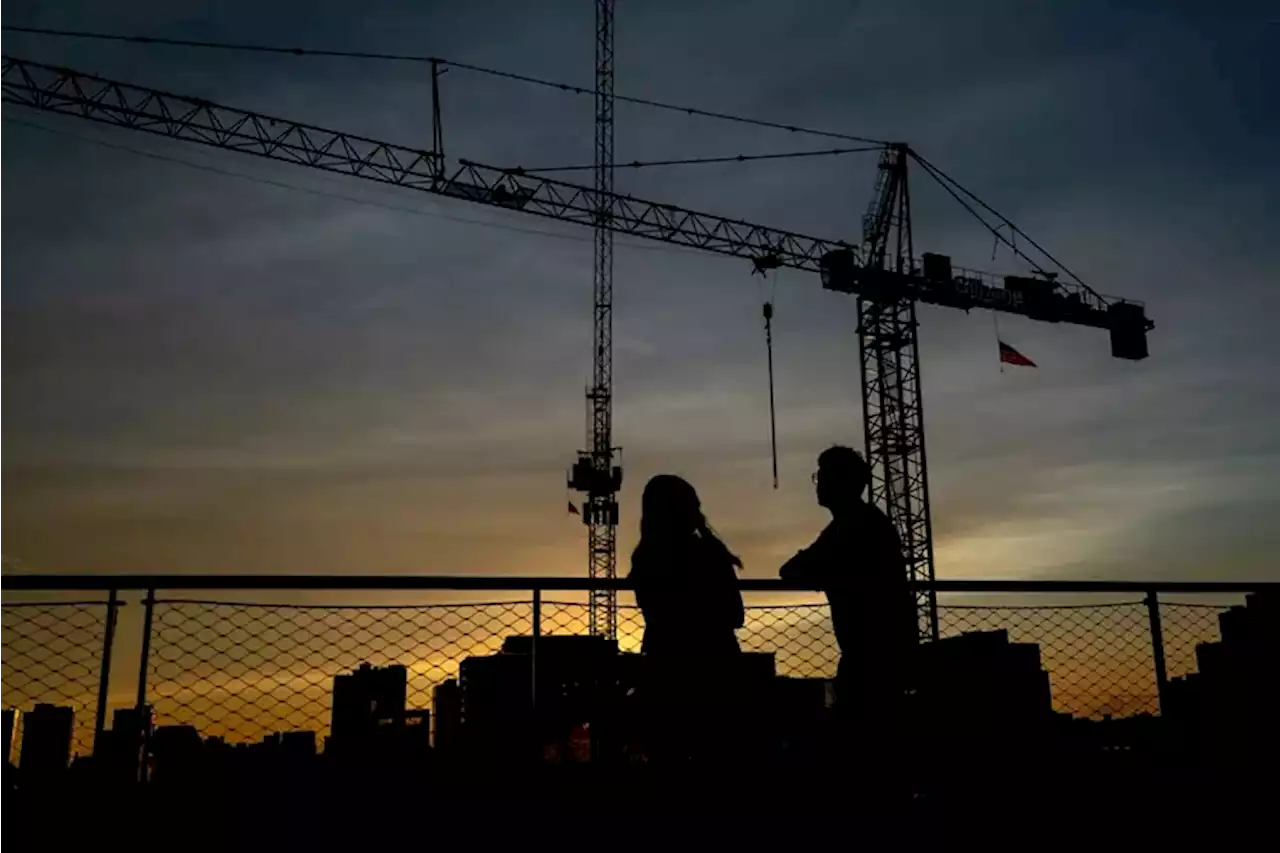 Tower crane operators would get mandatory rest and bathroom breaks under a City Council bill