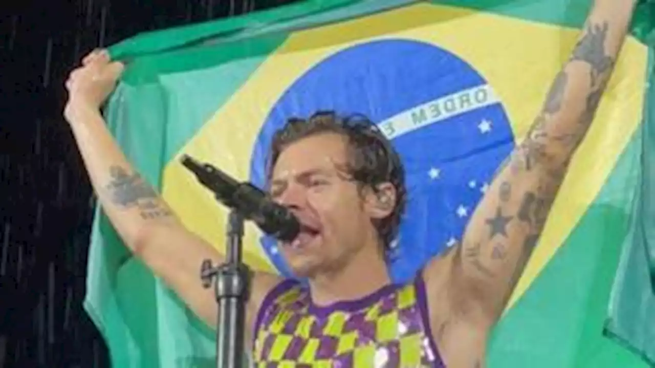 Embaixo de chuva, Harry Styles emociona estádio cheio de fãs com show eletrizante