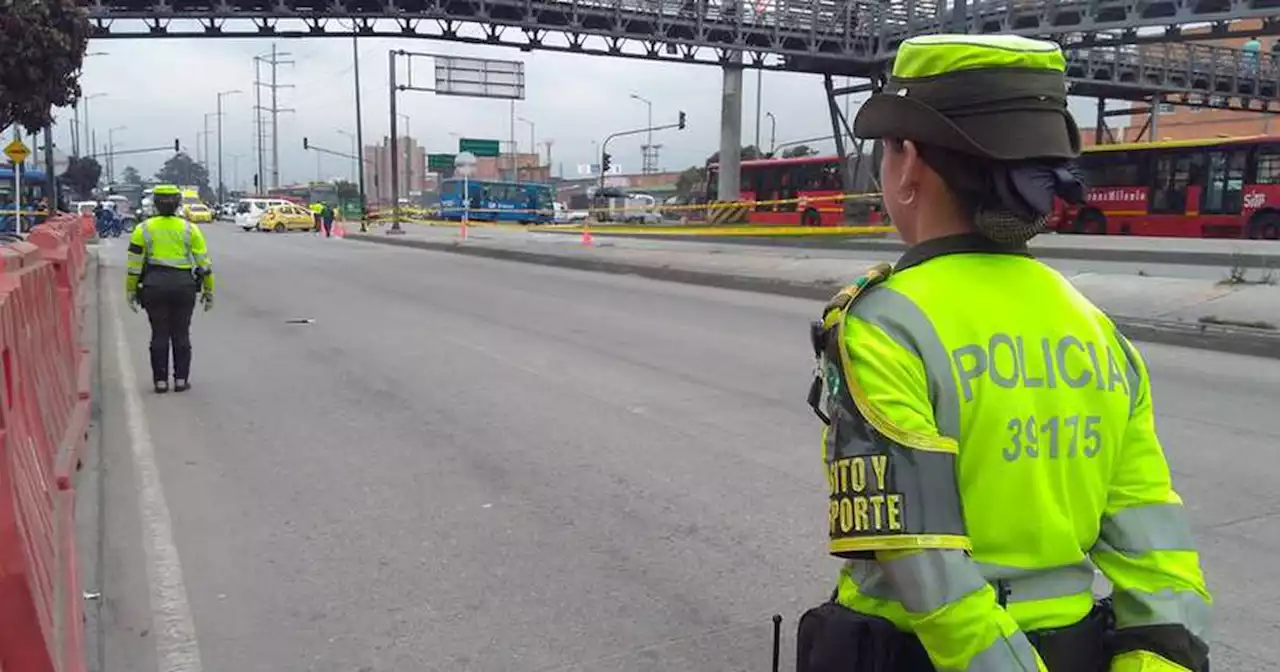 Hombre se lanzó desde lo alto de puente vehicular en Suba tras parquear su moto