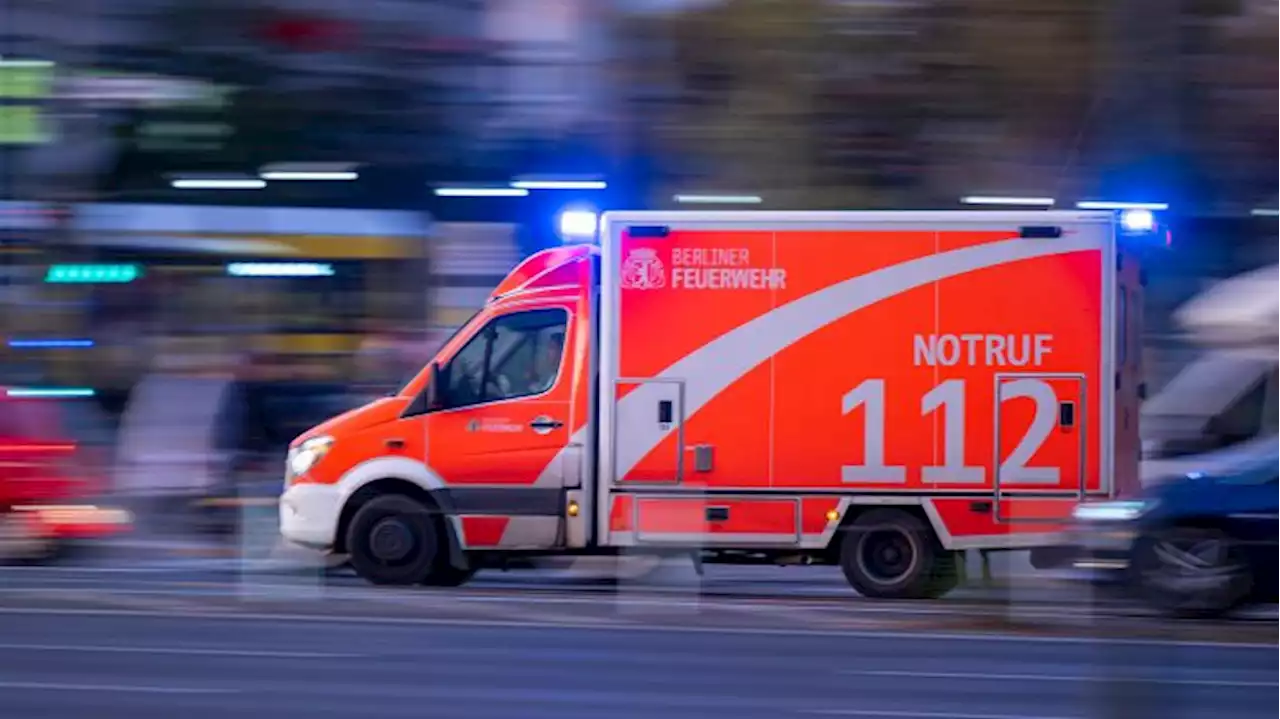 Feuerwehr findet bei Löscharbeiten in Berlin-Buckow leblosen Menschen