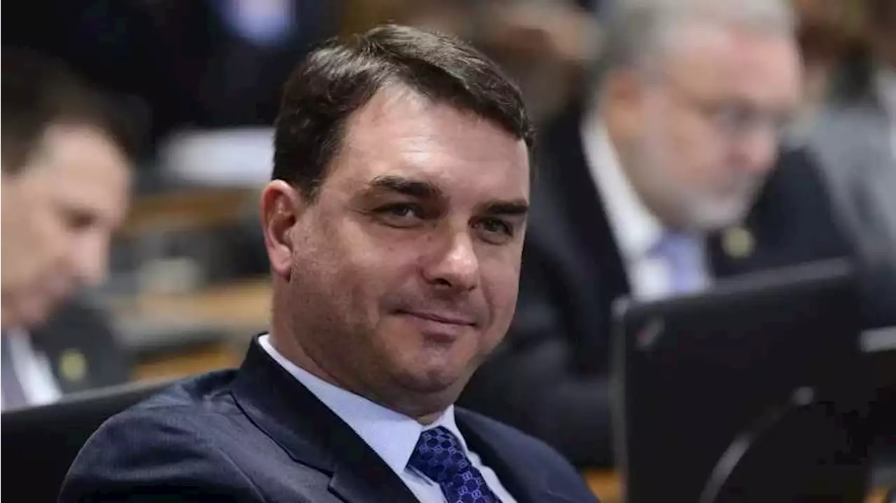 ‘Bolsonaro agirá dentro da Constituição’, afirma Flávio Bolsonaro ao descartar golpe militar