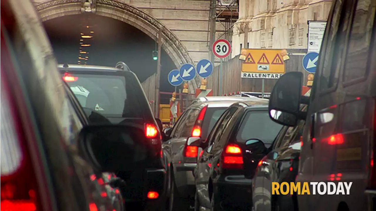 Allarme smog, il Comune di Roma ai cittadini: 'Andate a piedi e abbassate i riscaldamenti'