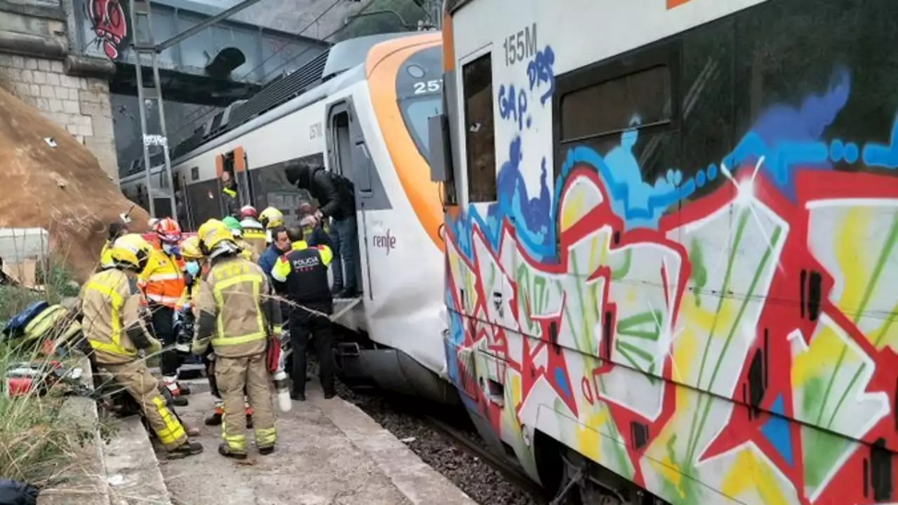 Al menos 150 pasajeros heridos al colisionar dos trenes en la estación de Montcada, Barcelona