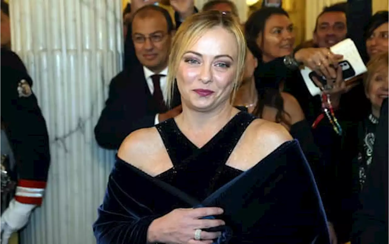 Giorgia Meloni canta l'inno alla Prima della Scala 2022