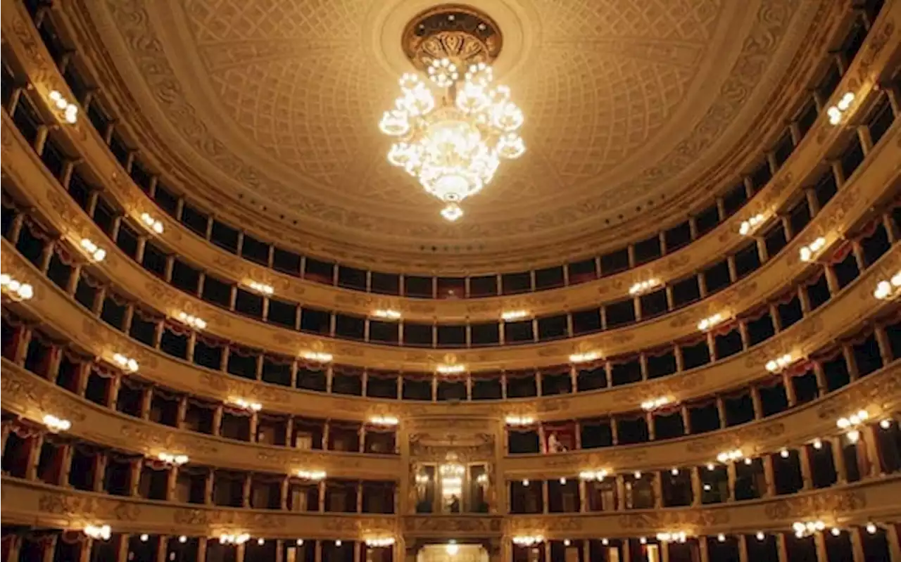 Milano, lanciano vernice contro ingresso la Scala: bloccate 5 persone