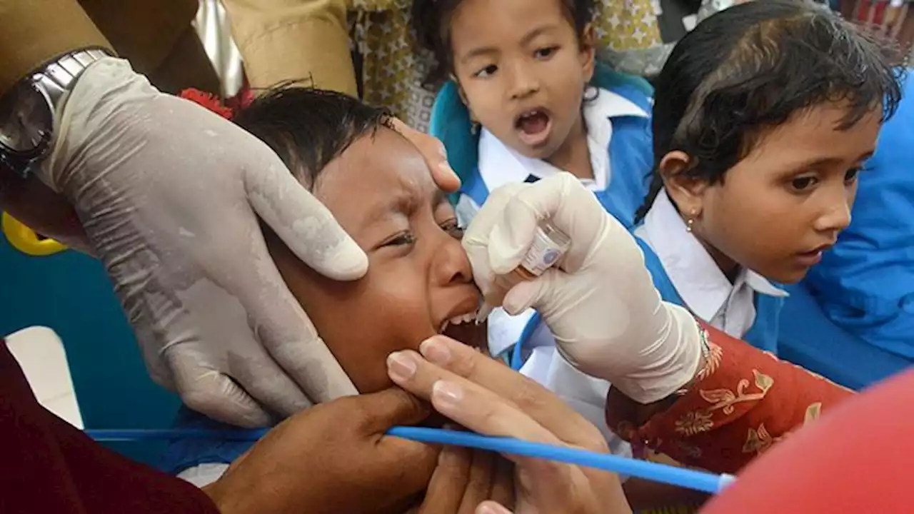 Pemberian Vaksin Polio untuk Anak-anak di Wilayah Terluar Aceh