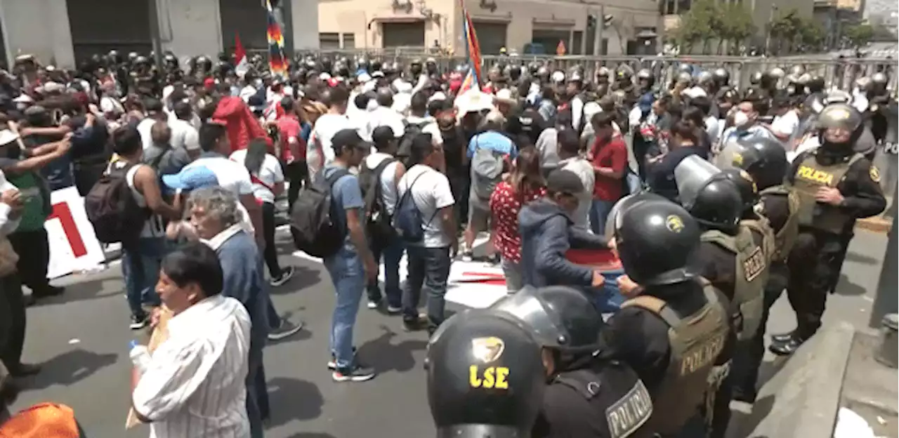 Peruanos protestam em Lima após presidente anunciar dissolução do Congresso