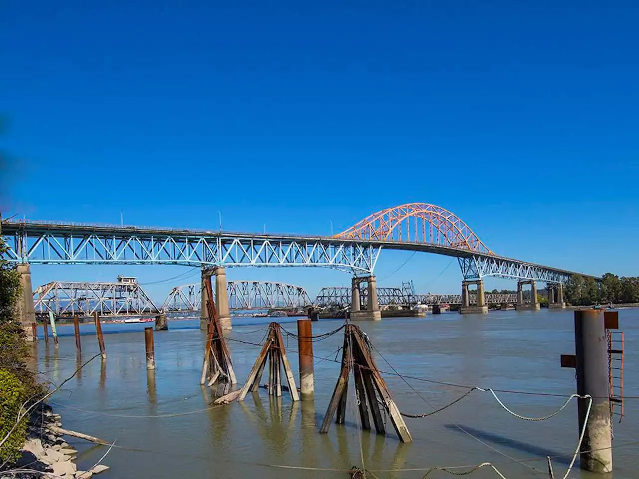 Pattullo Bridge closed to all vehicle traffic overnight Thursday