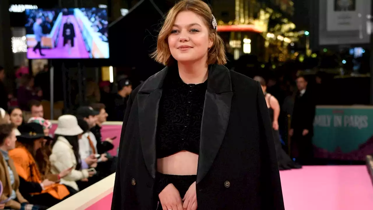 Louane s'approprie le chic français dans un look à moins de 200 euros