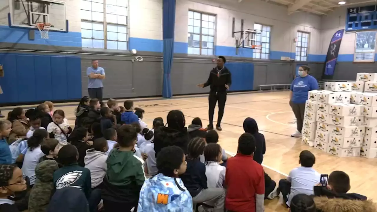 Eagles linebacker surprises kids with message, meals