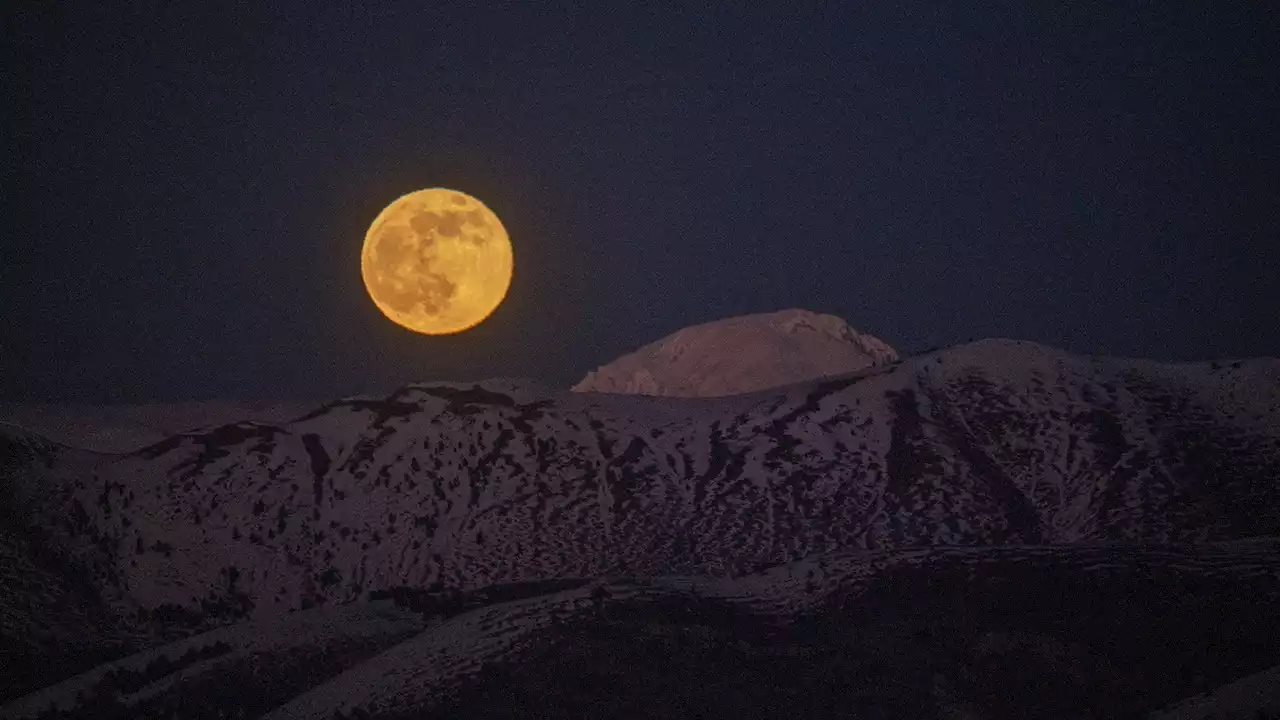 December full moon 2022: 'Cold moon' shines bright and eclipses Mars in a rare event