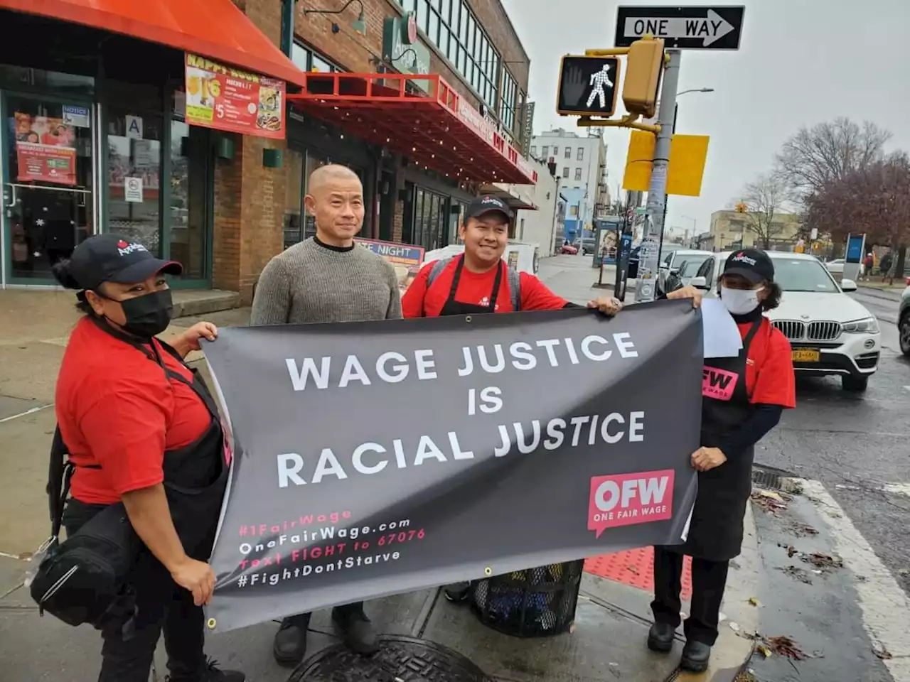 Astoria Applebee’s employees protest against alleged racial discrimination, wage theft – QNS.com