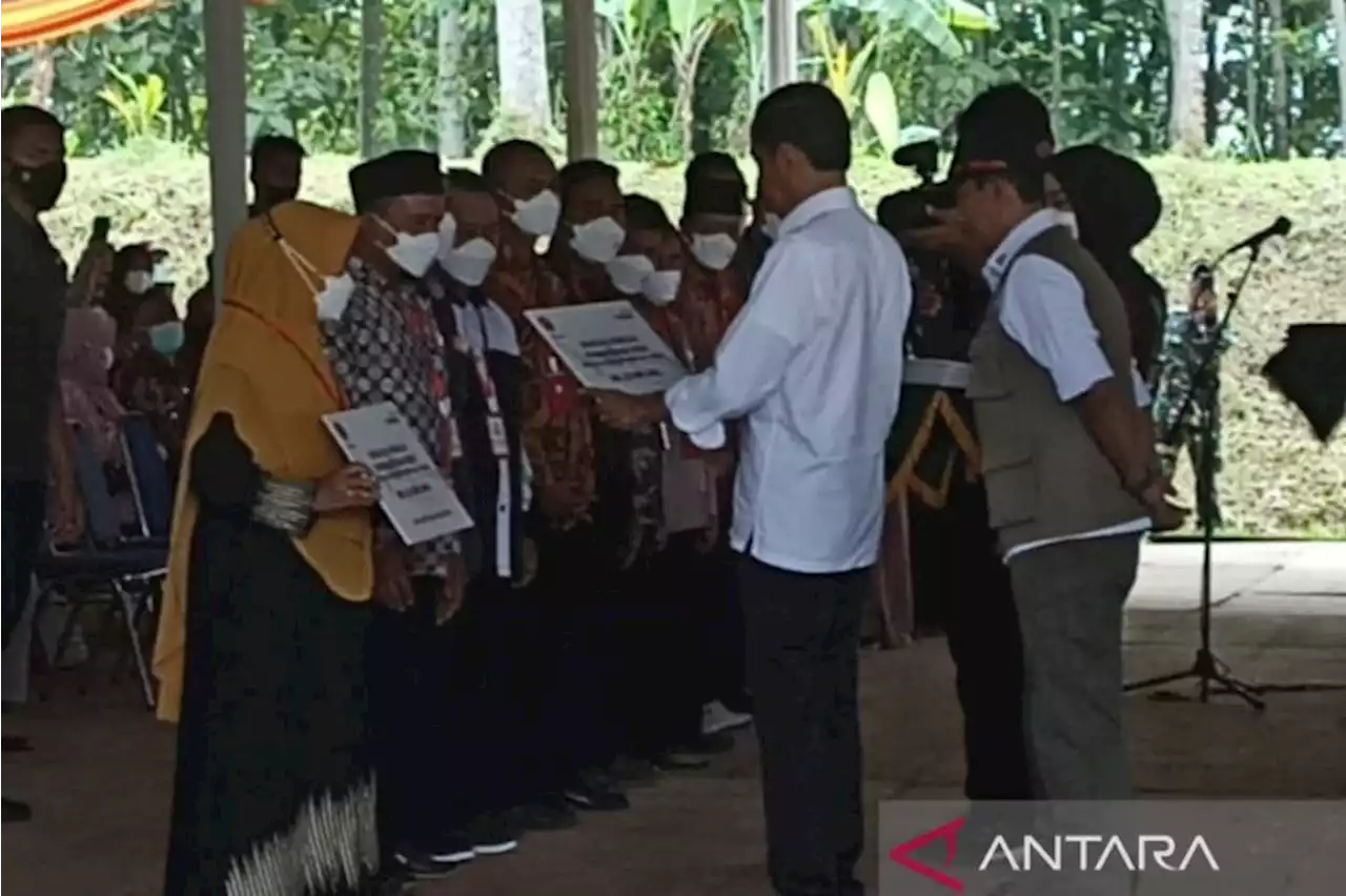 Presiden Joko Widodo serahkan bantuan gempa Cianjur tahap pertama