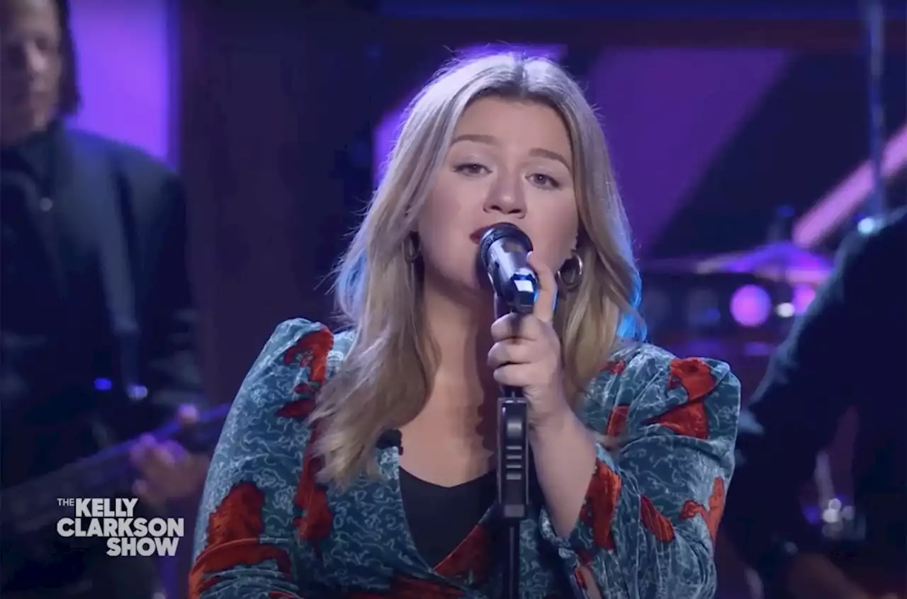 Kelly Clarkson Takes Kellyoke Back to the ‘90s for a Gin Blossoms Cover: Watch