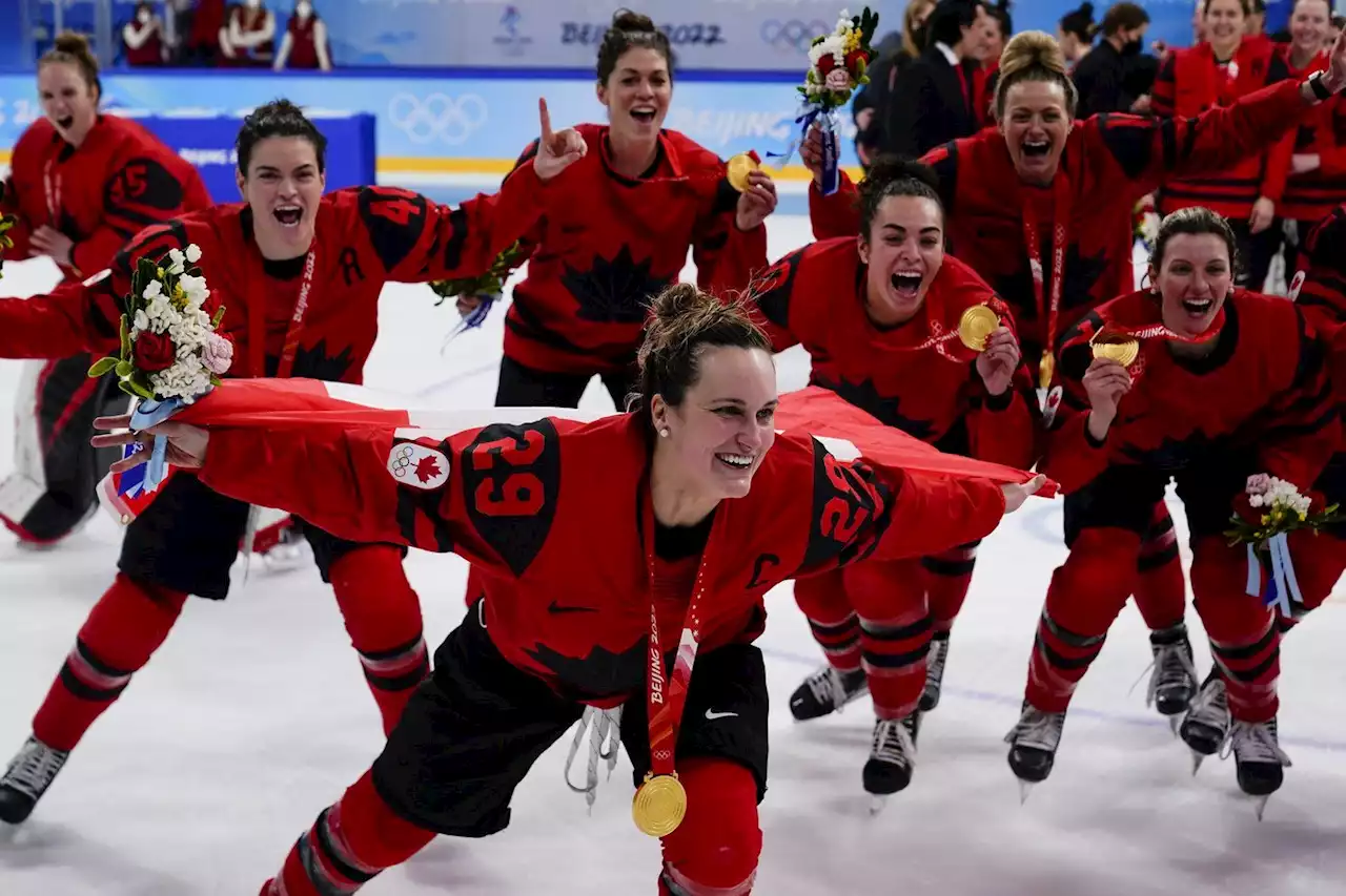 Poulin first female hockey player to win Canada's athlete of the year