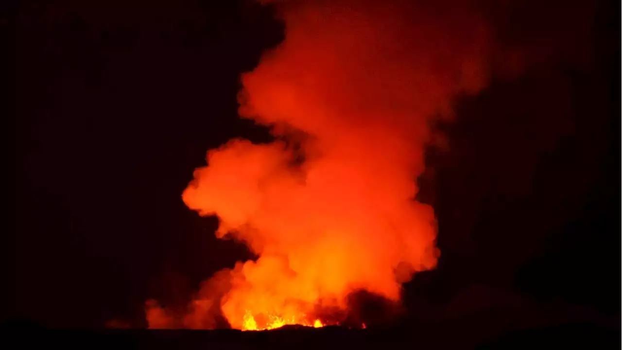 Hawaii road in limbo as Mauna Loa lava continues to crawl