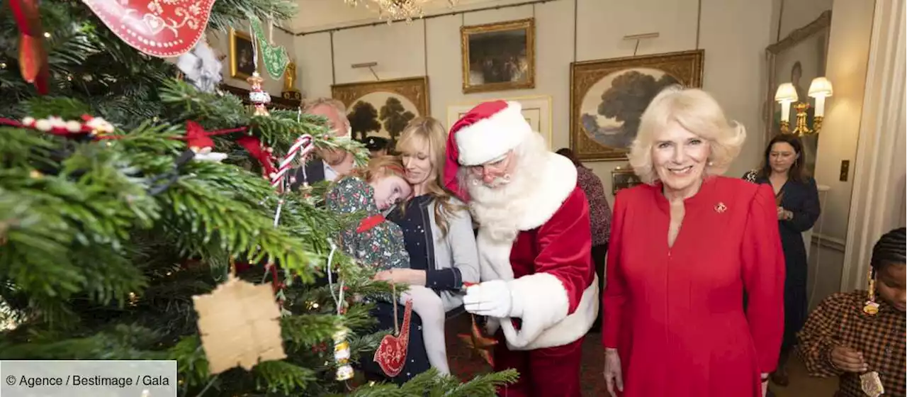 Camilla Parker Bowles repérée : cette robe qu’elle recycle à chaque Noël ! - Gala