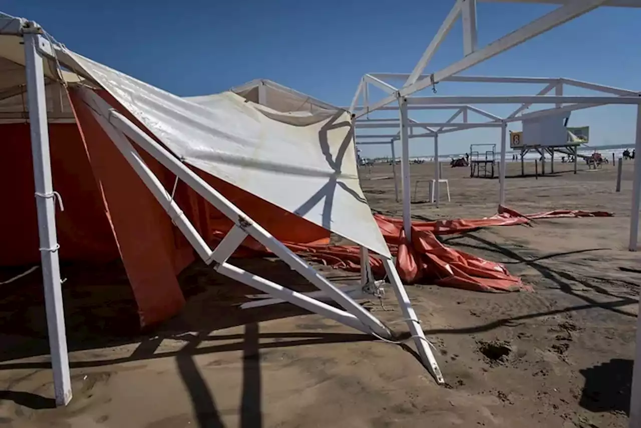 Por la sudestada, el mar avanzó sobre las playas y provocó destrozos en algunos sectores de balnearios de Mar del Plata