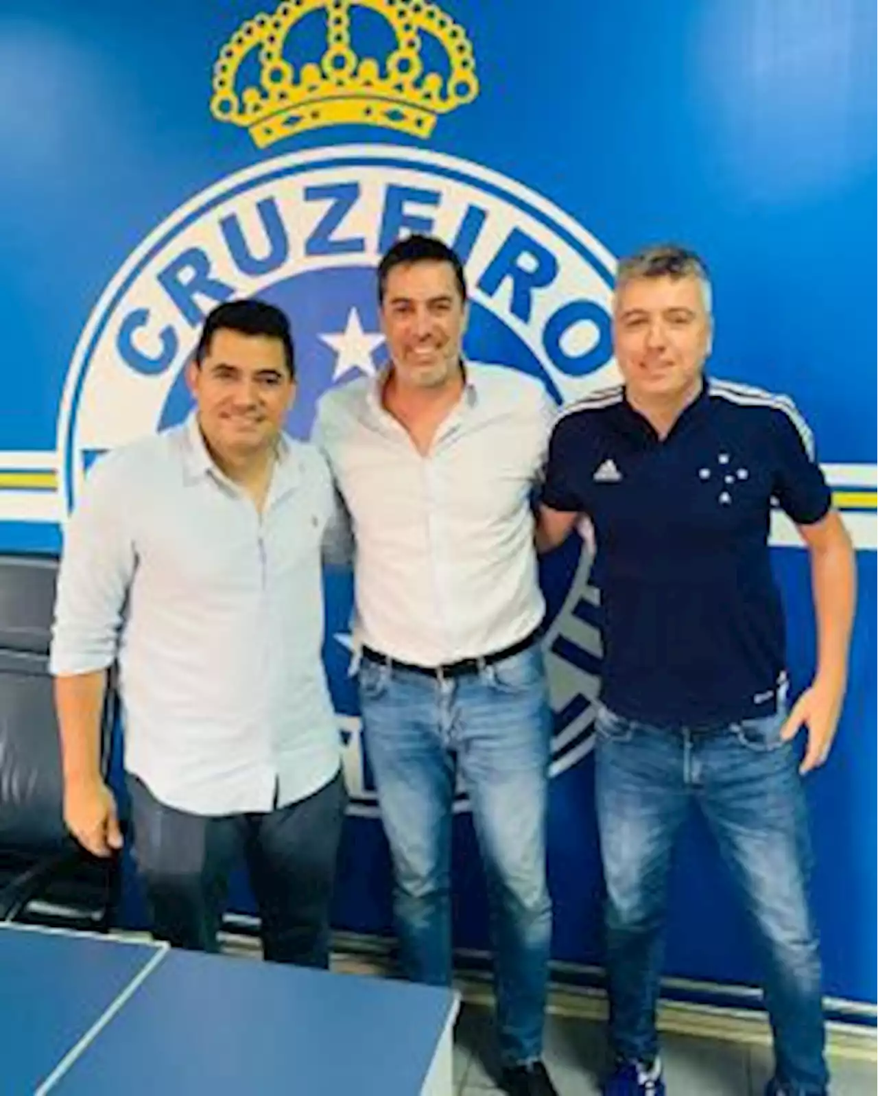 Empresário de Almendra se reúne com diretor do Cruzeiro