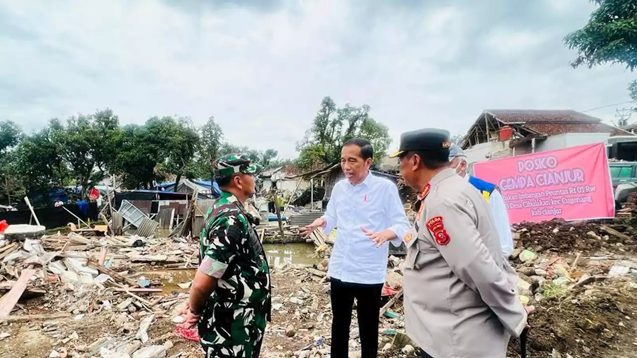 Jokowi Minta TNI-Polri Bantu Bersihkan Puing Rumah Rusak Akibat Gempa Cianjur