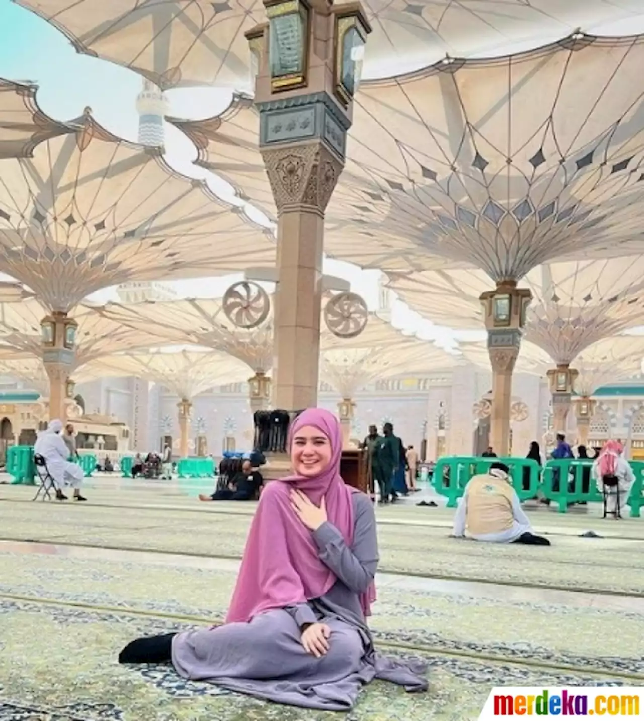 Foto : Baru Saja Pulang Umrah, Intip Deretan Potret Cantik Tissa Biani di Tanah Suci | merdeka.com