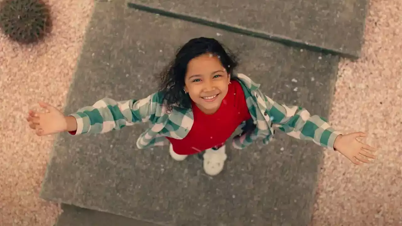 En este spot de Cruz Roja una niña sueña con una Navidad blanca