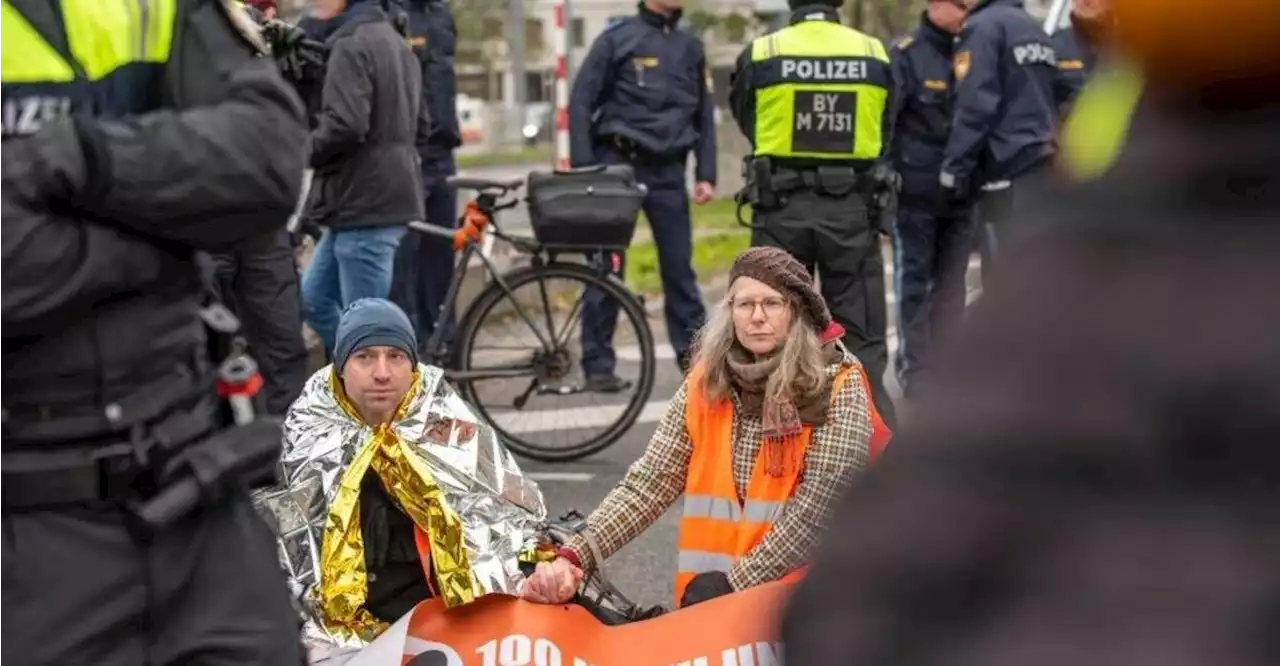 Wegen Klimaklebern: Größerer Polizeieinsatz am Münchner Flughafen