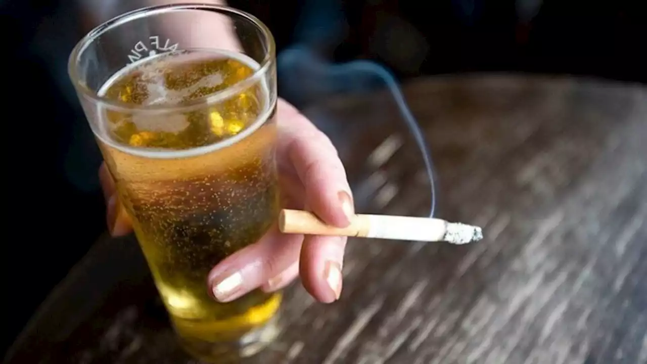 Un estudio identificó las variantes genéticas que predisponen al consumo de alcohol o tabaco | Más de 100 instituciones participaron