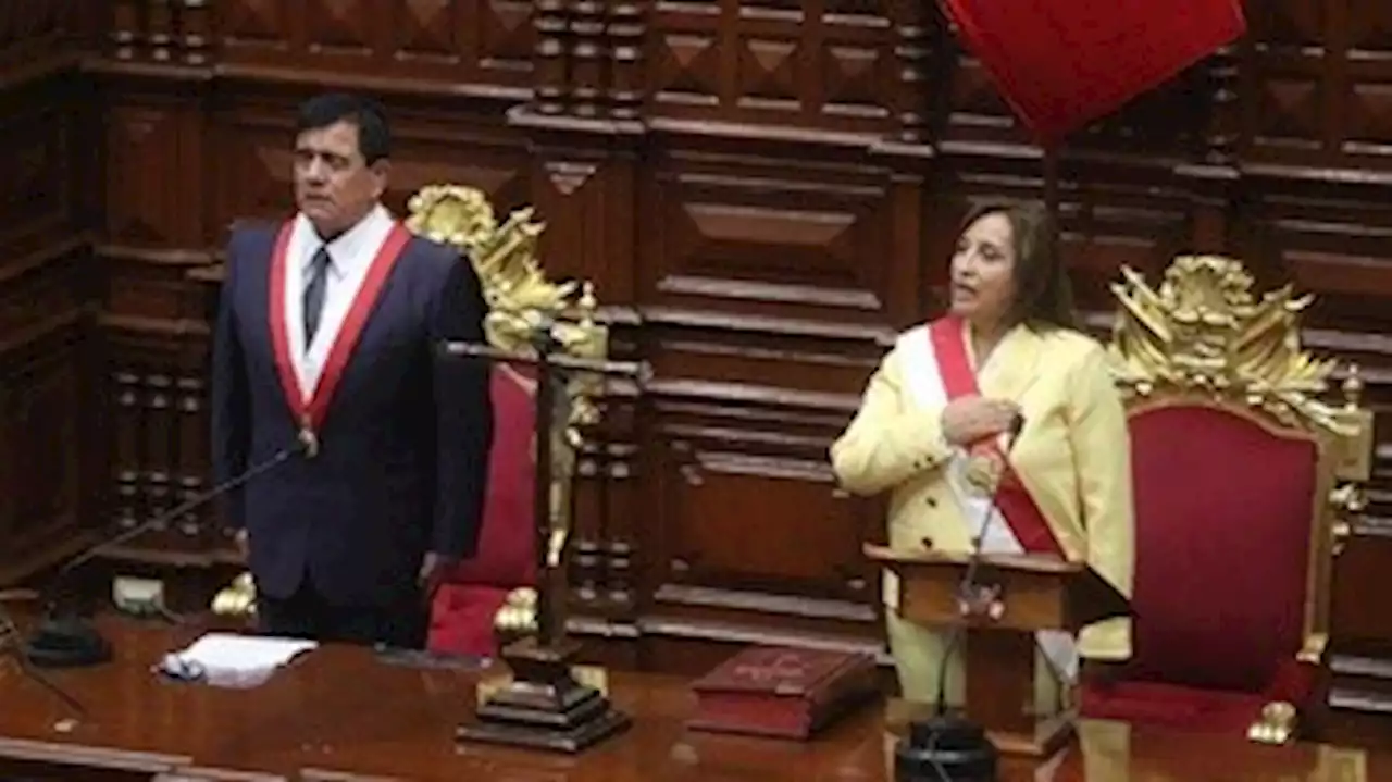 Após queda de Castillo, vice-presidente do Peru é empossada pelo Congresso