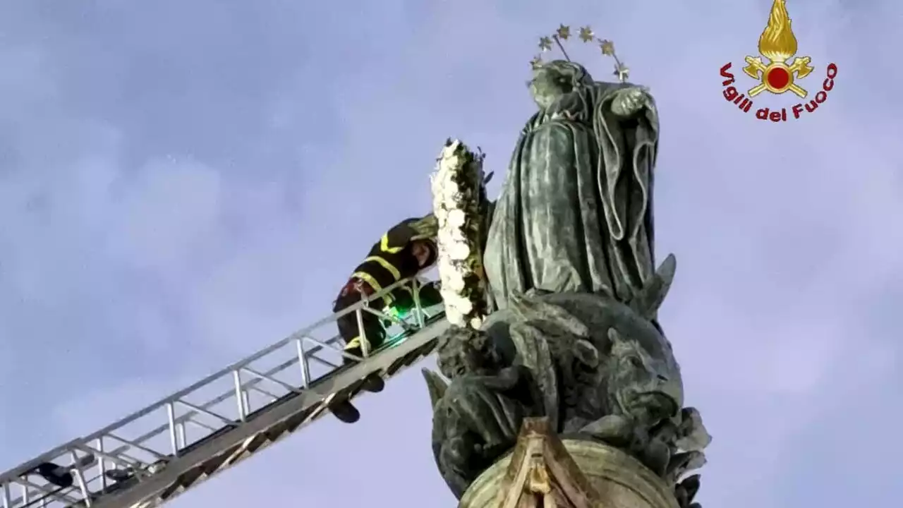 Festa Immacolata: l'omaggio dei pompieri romani alla statua della Madonna di piazza di Spagna