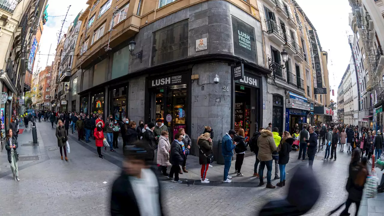 Ni la lluvia ni el frío puede con las largas colas en Doña Manolita