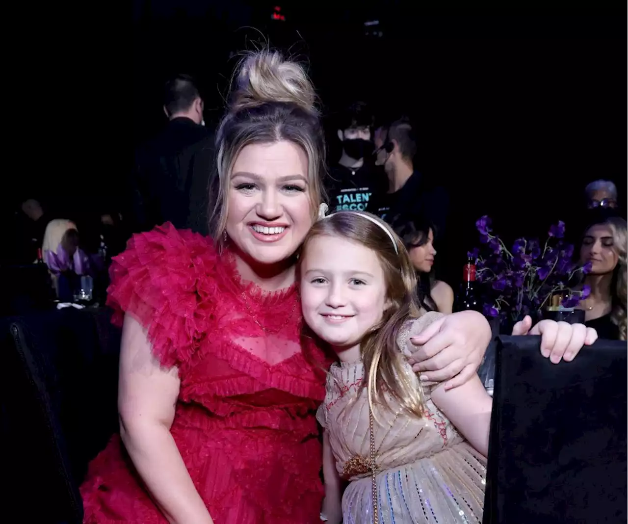 Kelly Clarkson Brings ‘Baby Girl’ River Rose to the People's Choice Awards & Their Outfits Are So Festive