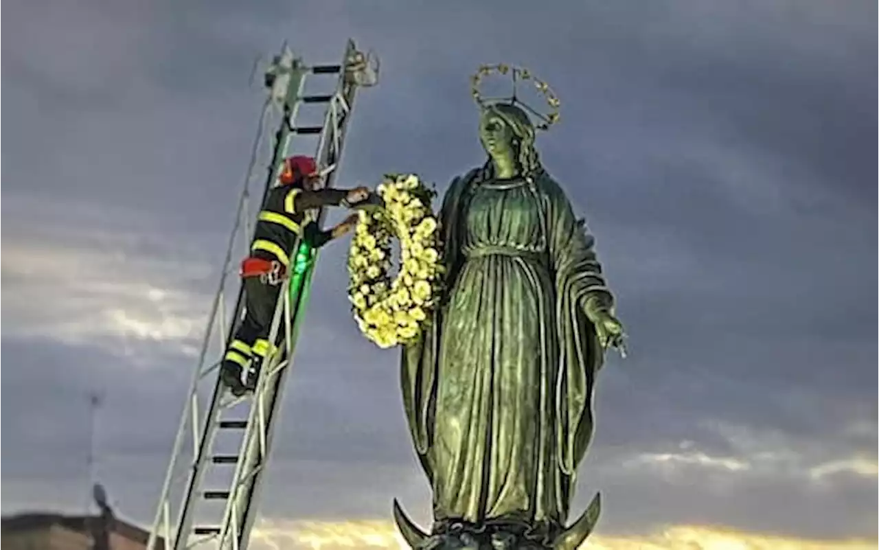 Roma, l'omaggio dei vigili del fuoco alla statua dell'Immacolata