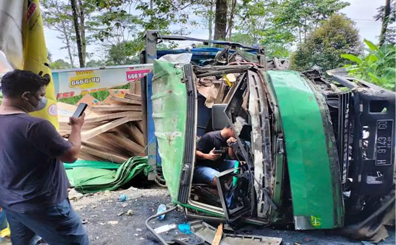 Truk Vs Truk, Oleng lalu Tabrak 3 Rumah Warga di Jalan Kenteng Tlatar Boyolali