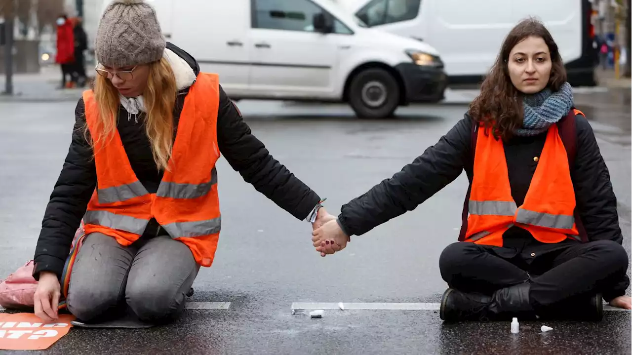 Wieder Klebe-Aktionen in Berlin: Aktivisten demonstrieren am Hauptbahnhof und vor SPD-Zentrale