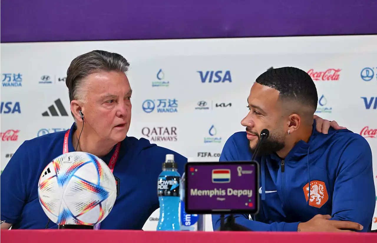 Van Gaal tries to kiss Depay in amazing response to Di Maria's Man United complaints