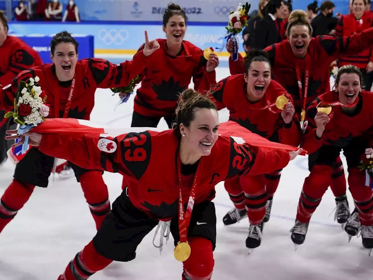 Poulin first female hockey player to win Canada's athlete of the year honour