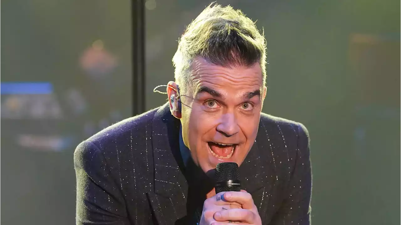 England stars enjoy surprise gig by Robbie Williams as part of France World Cup