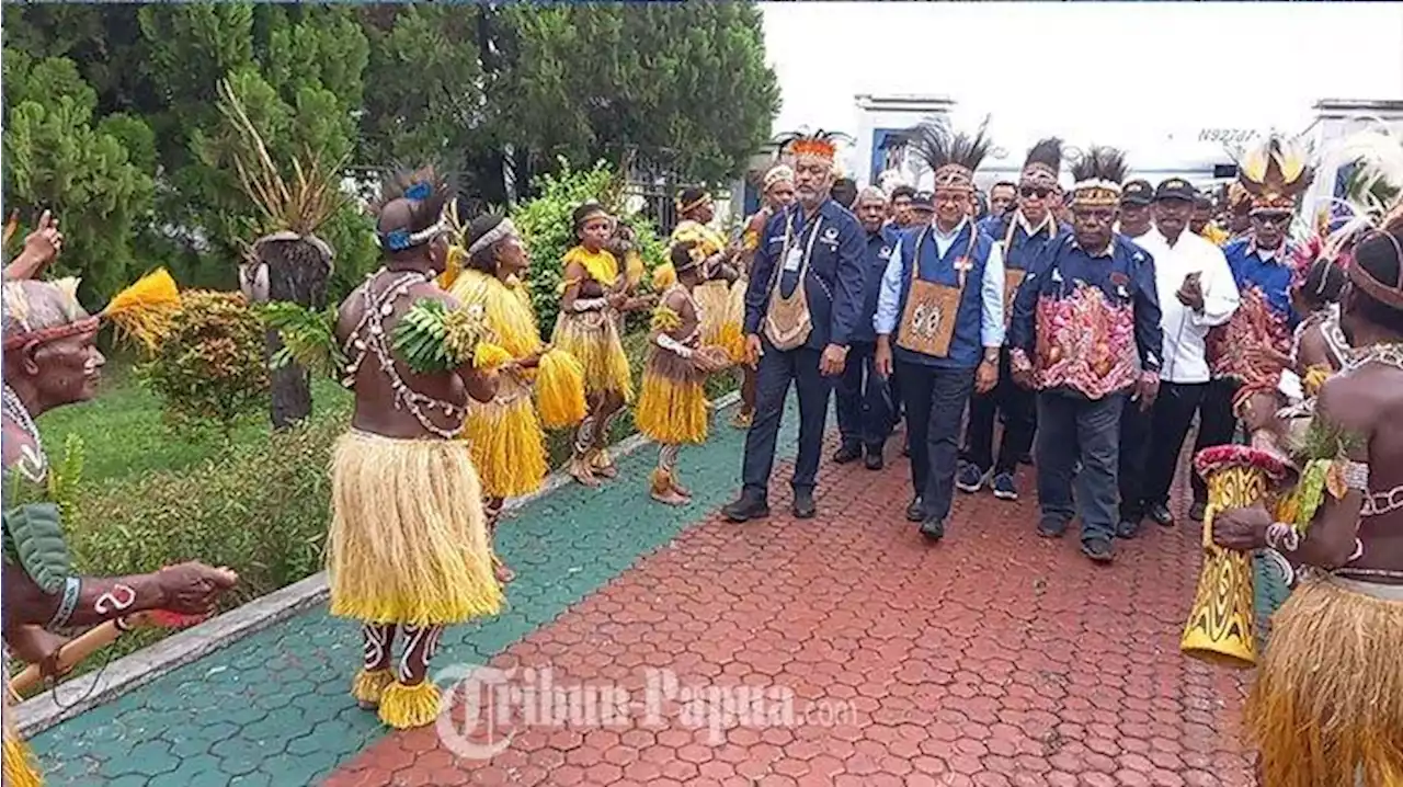 Tiba di Papua, Anies Baswedan Senang Disambut dengan Tarian hingga Mahkota Kasuari - Tribun-papua.com