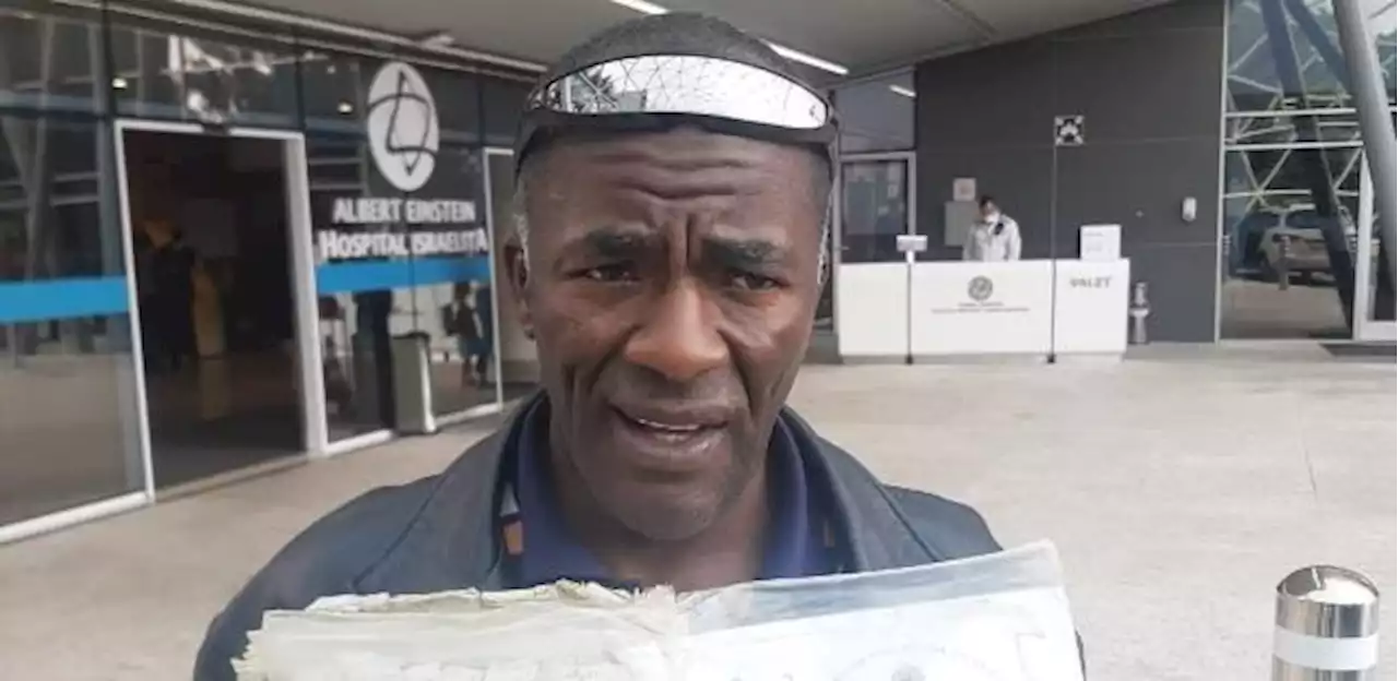 Homem diz ser primo de Pelé e vira noite para tentar levar certidão ao Rei