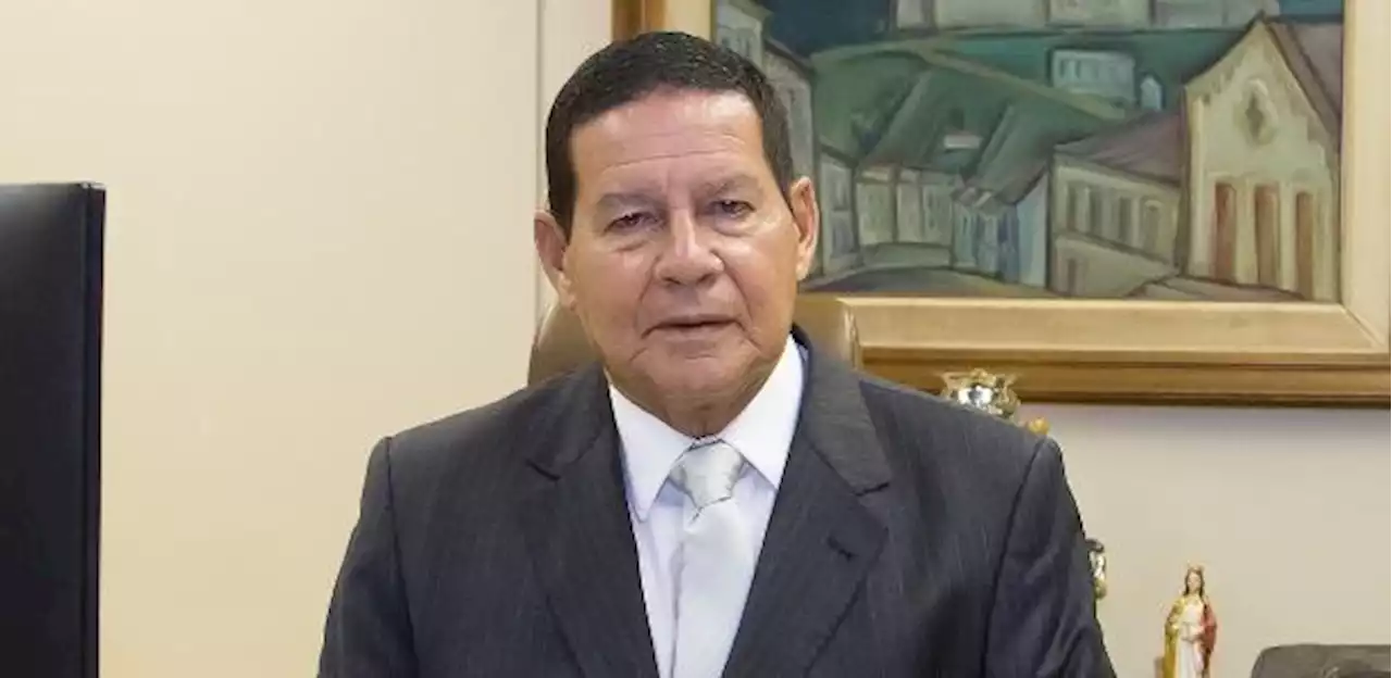 Mourão sugere que Bolsonaro passe faixa e cochiche 'tô de olho' a Lula