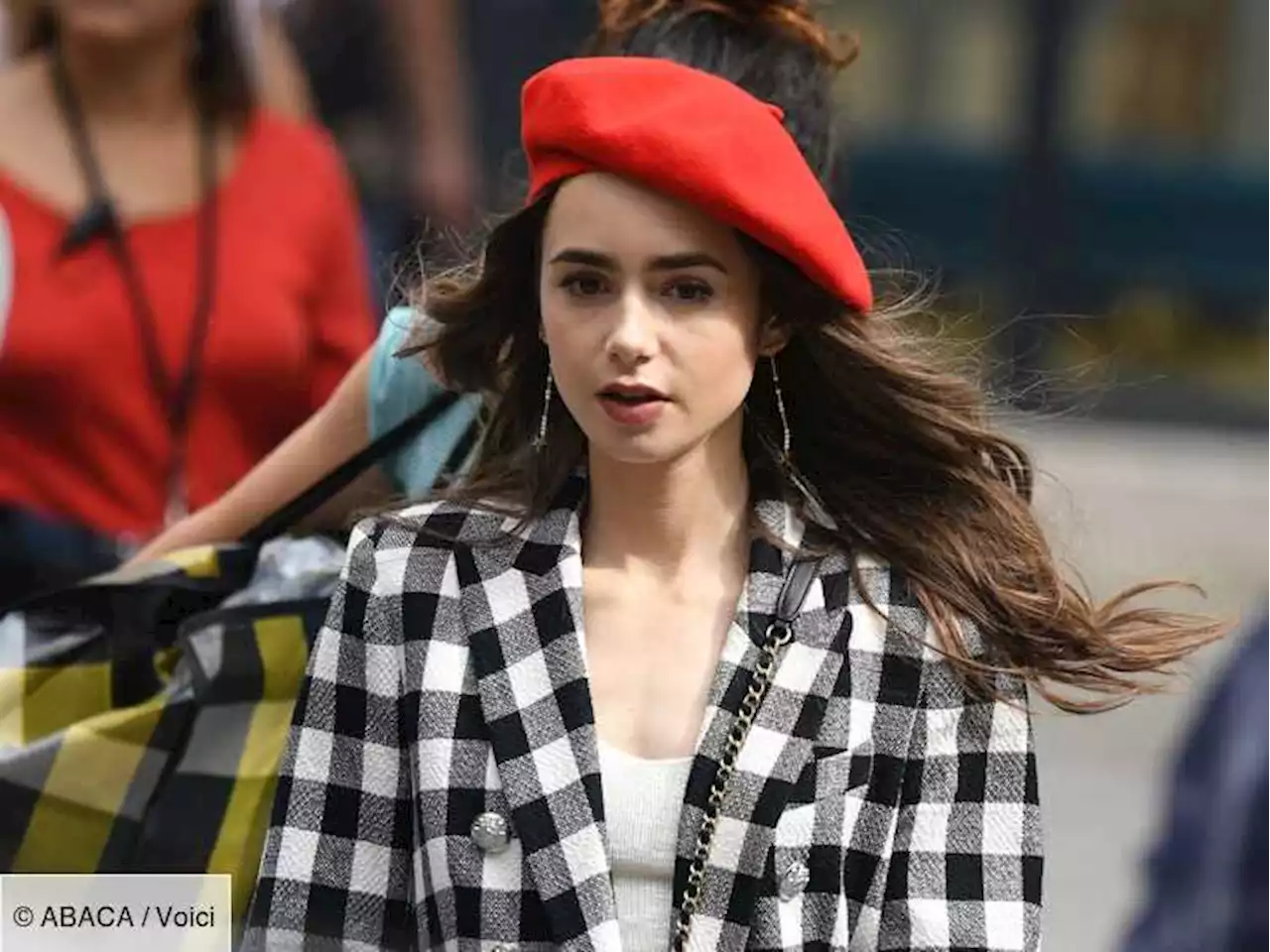 « Dans n'importe quelle ville du monde » : pourquoi Lily Collins (Emily in Paris) veut que son personnage quitte Paris - Voici