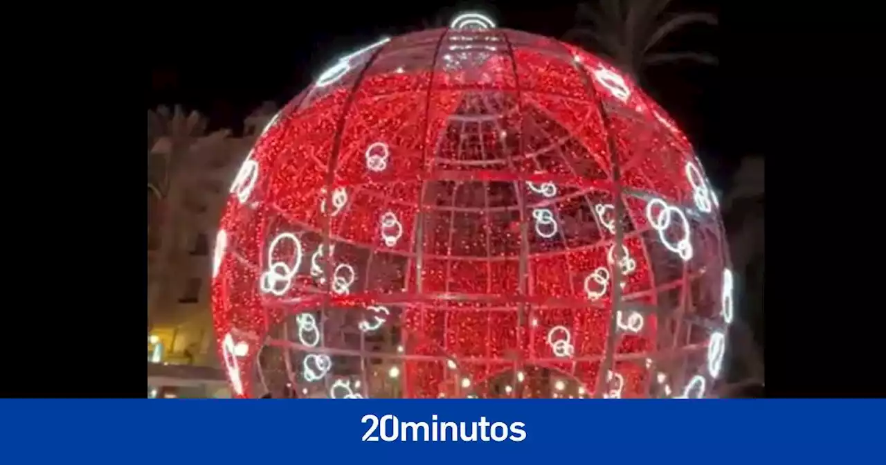 Se incendia una gran bola de Navidad con 8.000 luces en Alicante