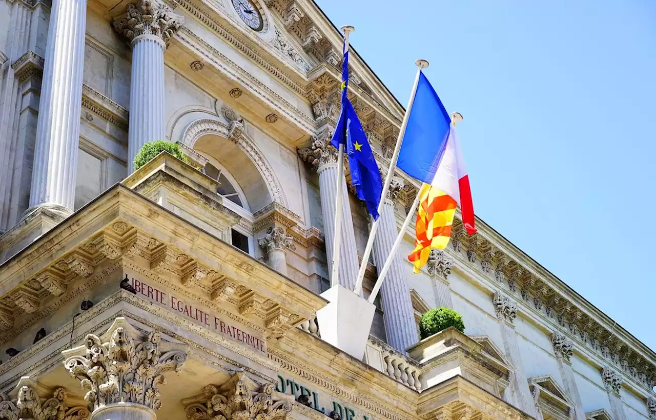 Ils décrochent et brûlent les drapeaux d’une mairie en Seine-et-Marne