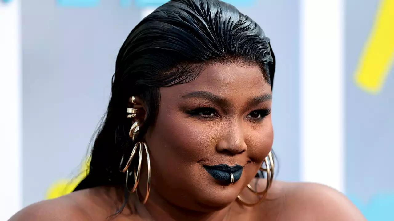 Lizzo Combined Four Different Nail Trends in One Manicure at the People's Choice Awards