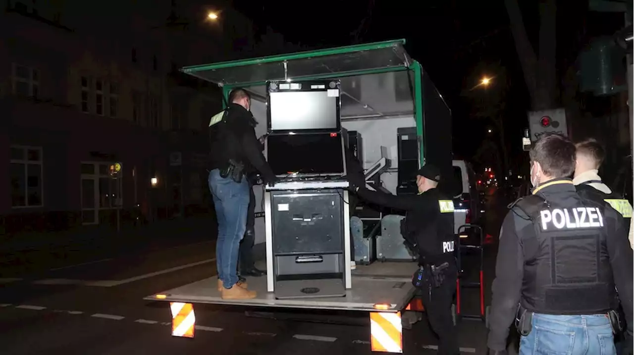 Razzia in Tempelhof-Schöneberg: Polizei schließt Bars und verhaftet einen Mann