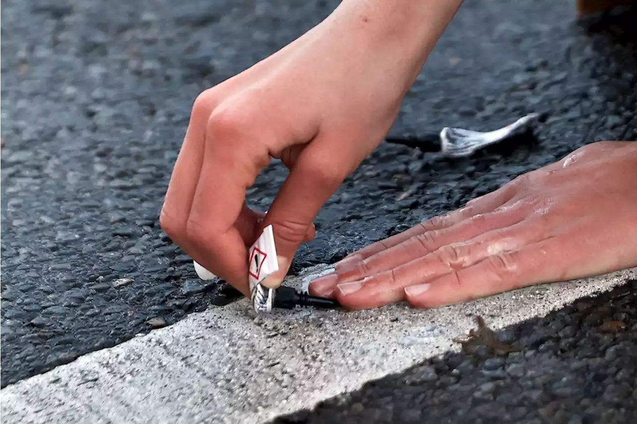 Video: Kölner Stadträtin klebt sich an Rednerpult fest