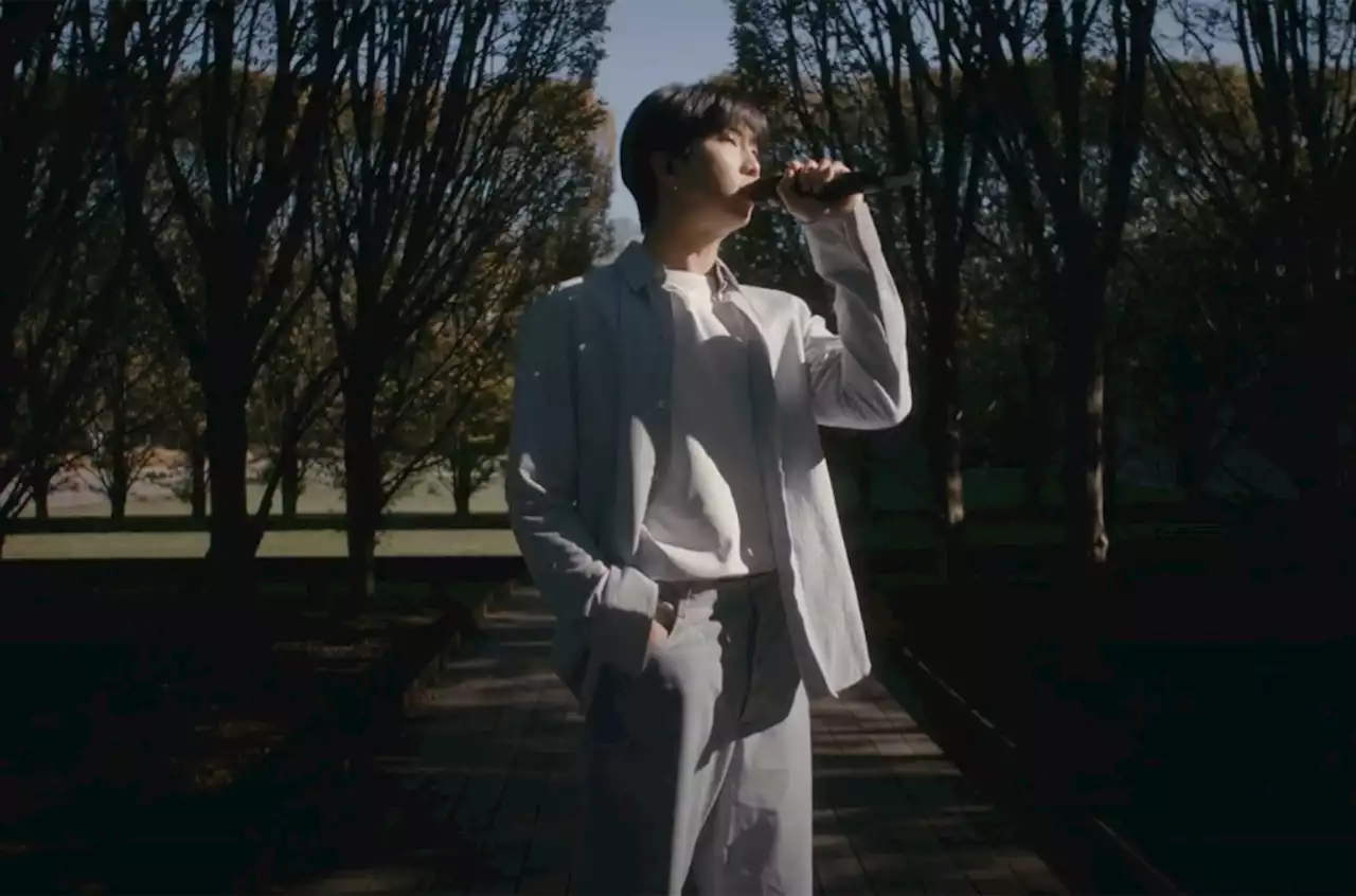 RM Delivers Stunning Mini ‘Indigo’ Concert While Surrounded by Art & Nature: Watch