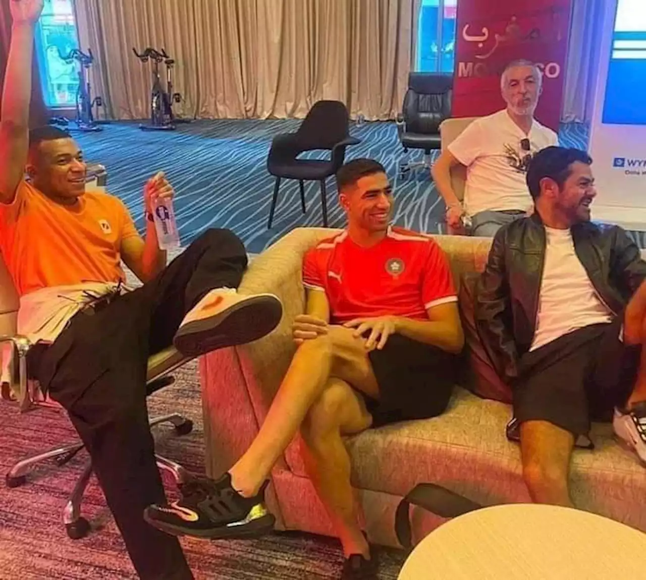 مبابي يكرر زيارته إلى حكيمي.. نجم 'الديوك' يساند المغرب أمام البرتغال (صور)