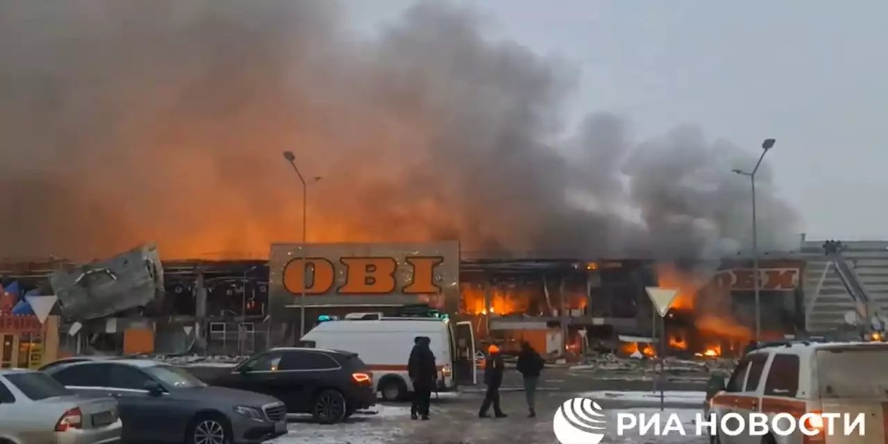 Russie : un vaste incendie dans un centre commercial en banlieue de Moscou